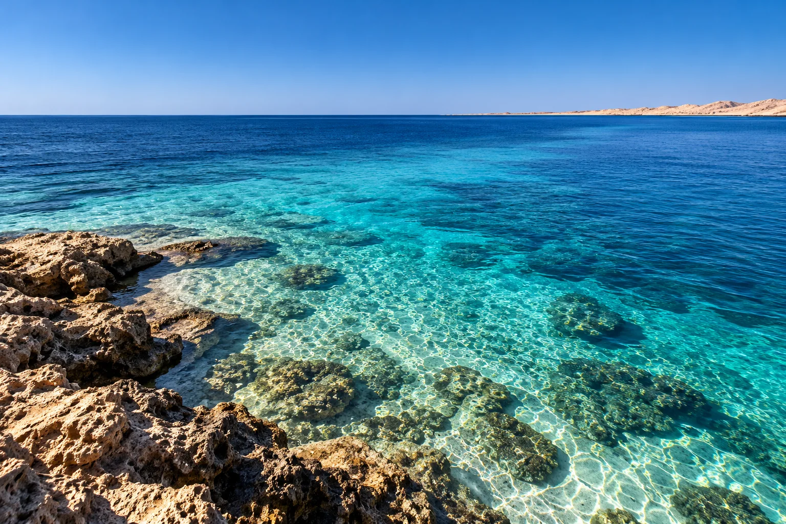 Прозрачная вода Красного моря
