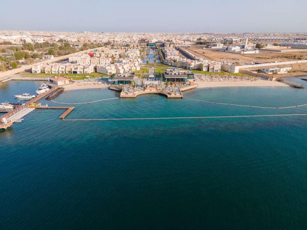 Побережье и территория Rixos Obhur Jeddah Resort & Villas
